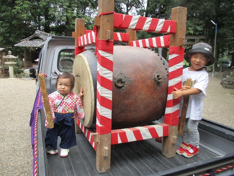 太鼓を叩こうとする子ども達の写真