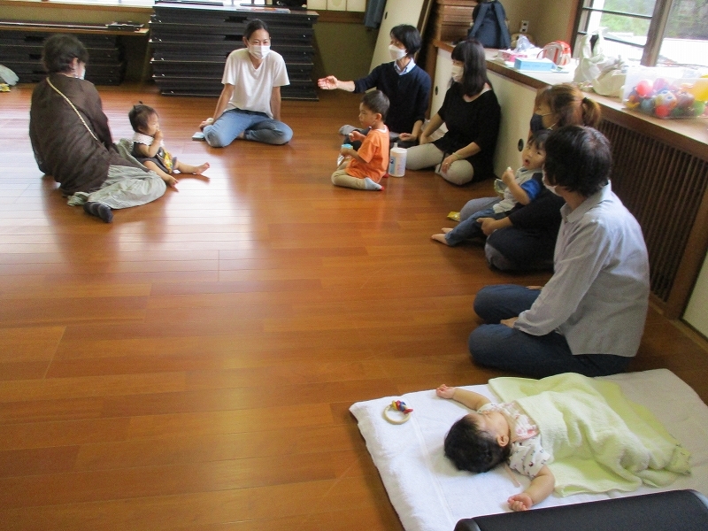 参加者が座っておしゃべりをして交流を深めている写真
