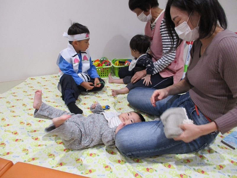 桃太郎の格好をしている男の子の写真