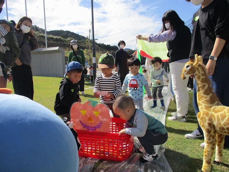ご褒美に集まる子ども達の写真