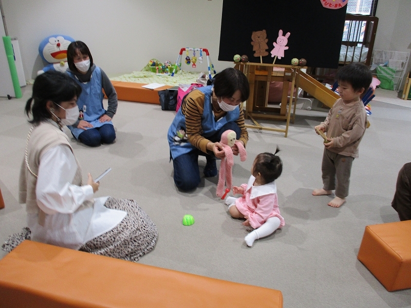 ぬいぐるみのももちゃんが女の子に名前を呼んでいる様子の写真
