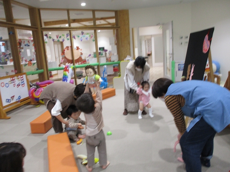 身体を使って遊んでいる親子の写真