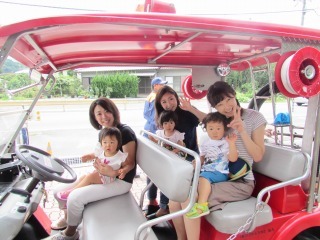 3組の親子がミニ消防自動車に乗っている写真