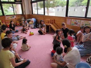 絵本の読み聞かせを聞いている親子の写真