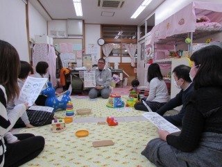 参加者が、乳幼児が怪我をしたときなどの対応方法についての話を聞いている写真