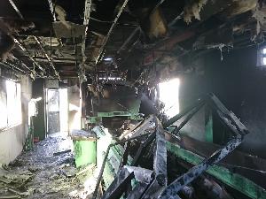 発火物の混入が原因で火災が発生したリサイクル施設の建屋と設備