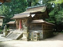 山の中に佇む神社の本堂を右斜めから写した写真