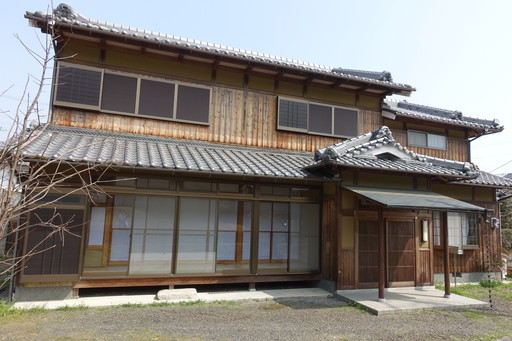 広い庭がある木造、瓦屋根の風情あるお試し住宅外観の写真