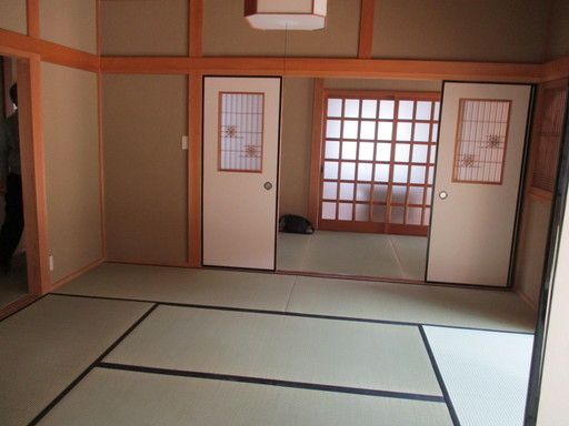 青い畳がきれいな二間続きの和室の写真