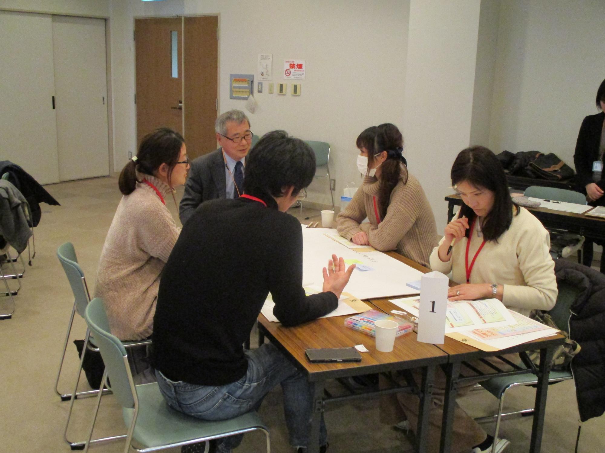 住民と議会の懇談会で活発に意見を出し合っている様子の写真