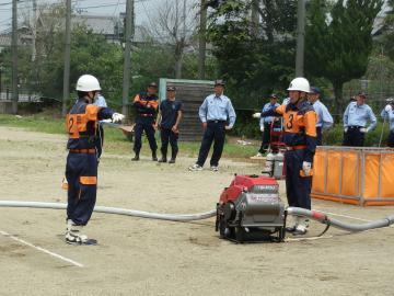 小型ポンプ操法を披露している第2分団第5部（緑苑坂支部）の選手たちの写真