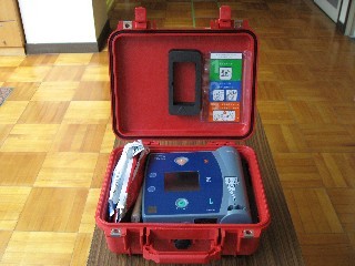 貸し出し用AEDの蓋が開いており、内部の機械などが確認できる写真