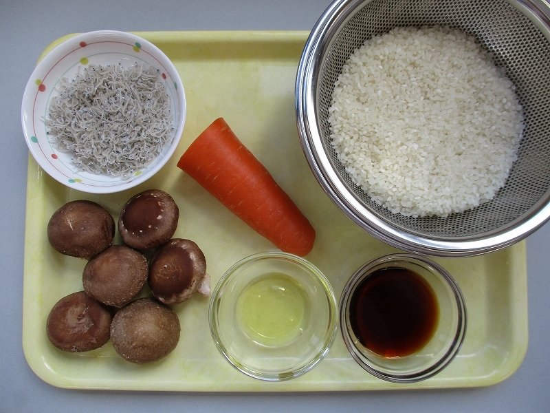 椎茸、人参、じゃこ、精白米、ポン酢、サラダ油の写真