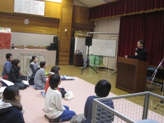 演台の前で、マイクを持って話をしている古川先生話と話を聞いている参加者の皆さんの写真