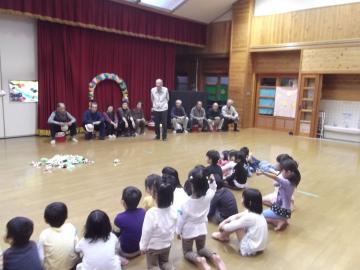 子どもたちが運動会の踊りを披露している写真