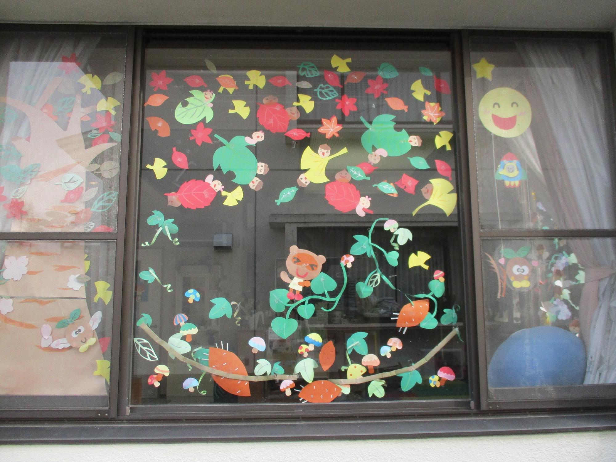 葉っぱやきのこ、茶ッピーのシールが貼られた外から見た窓の写真