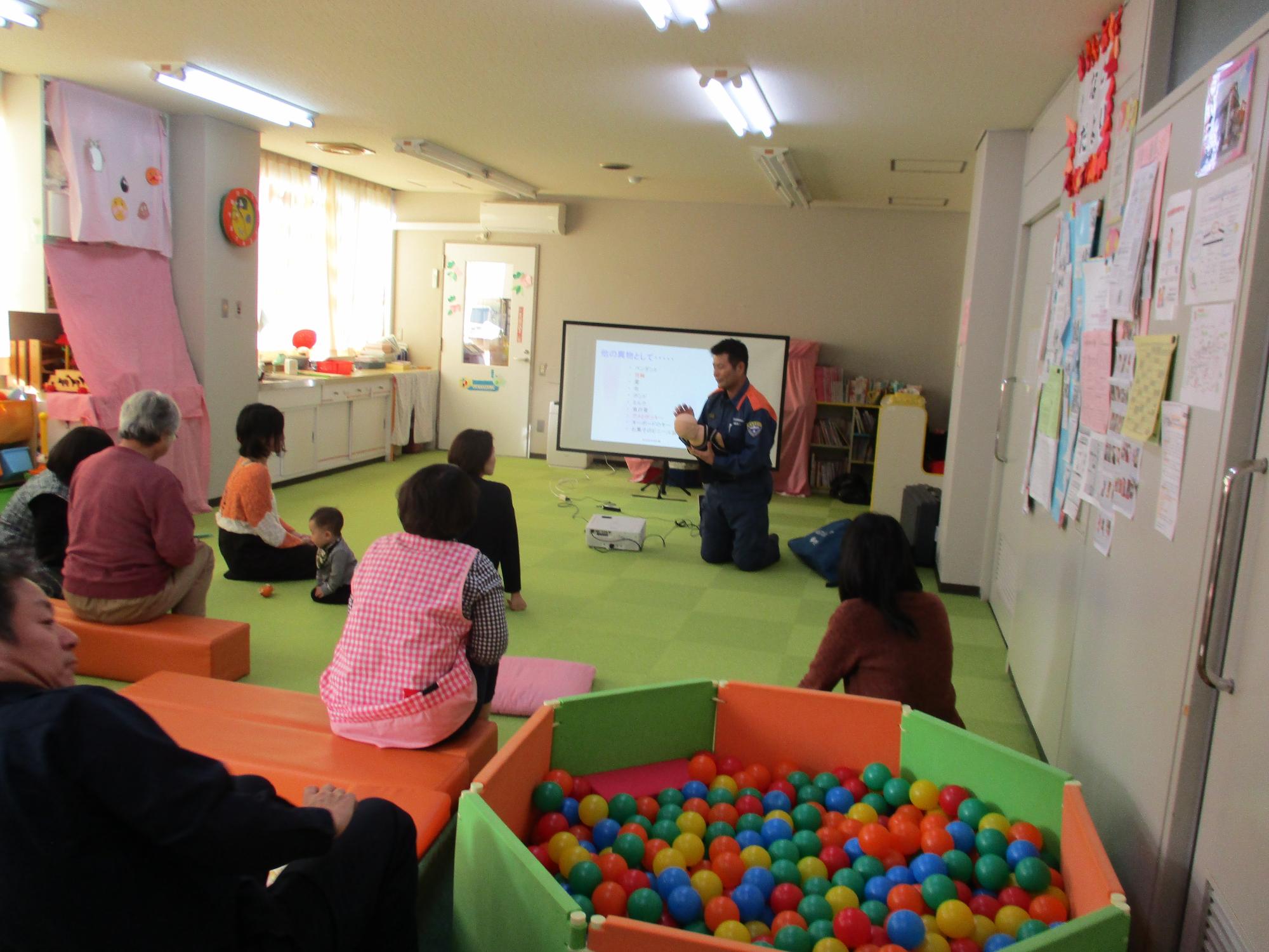 子育て中のお母さんや子どもを預かることのある方が救急法を学んでいる様子の写真