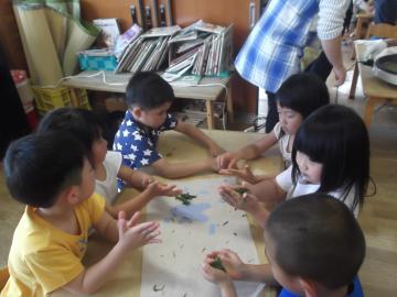 子どもたちが煎茶教室でお茶を手揉みしている写真