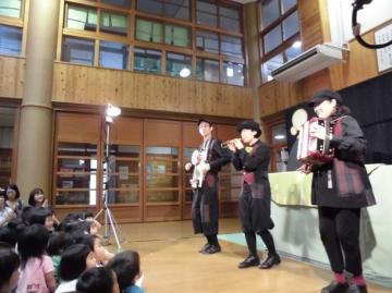子どもたちの前で京芸さんが楽器を演奏されている写真