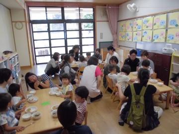 子どもたちの給食参観の様子の写真