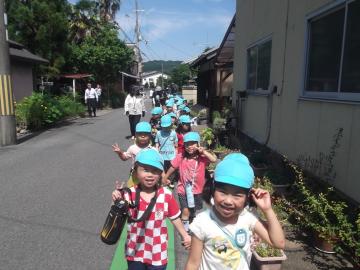 子どもたちが役場へ向かって歩いている写真