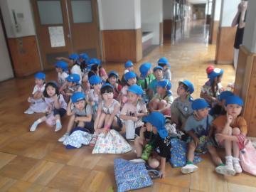 子どもたちが小学校のわくわく夏祭りの田原小学校に到着した様子の写真