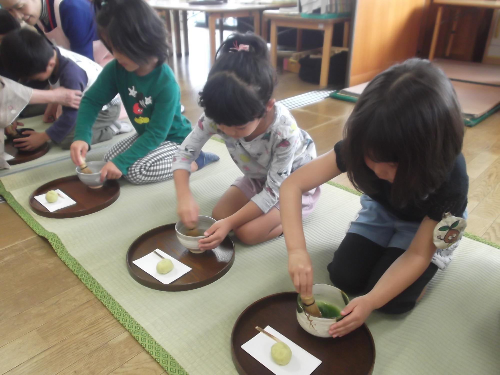 子どもたちがお抹茶を点てている様子の写真