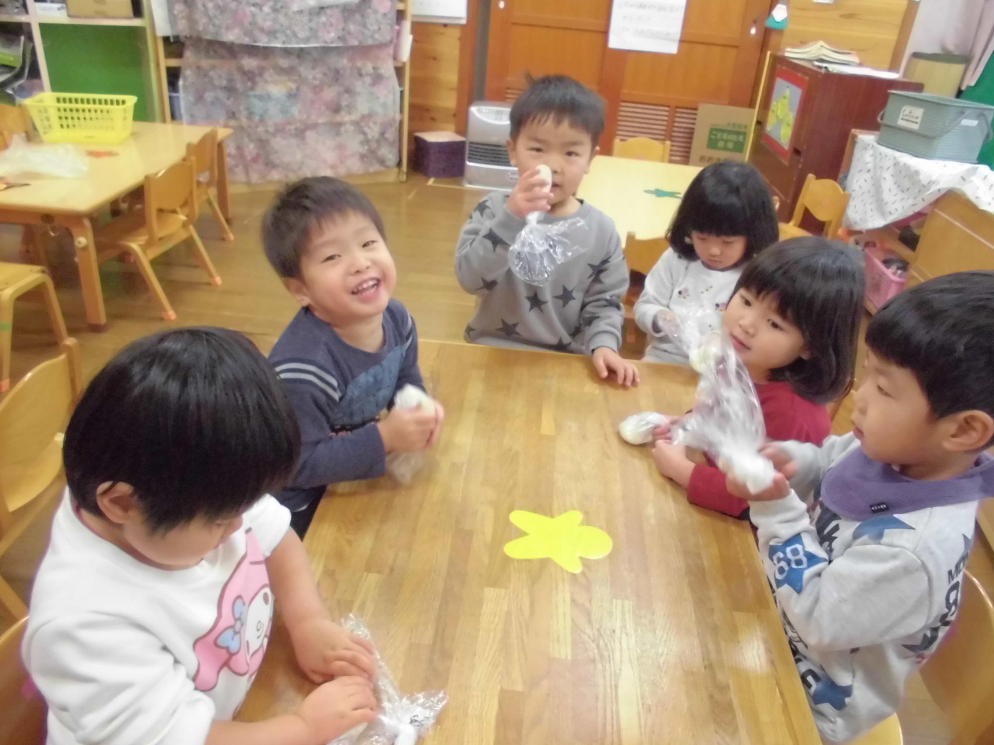 子どもがおもちを丸めている様子の写真