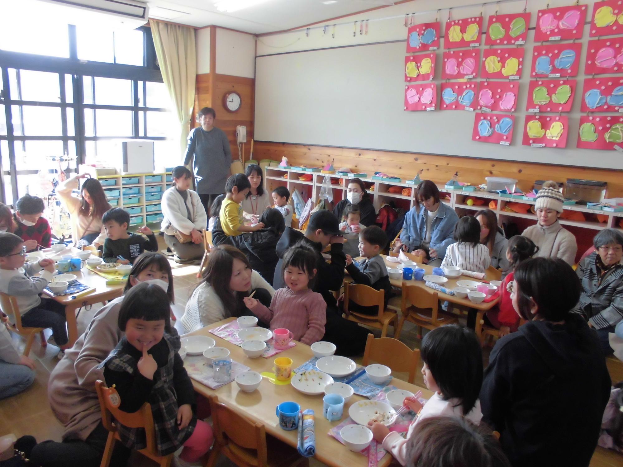 給食参観の様子の写真