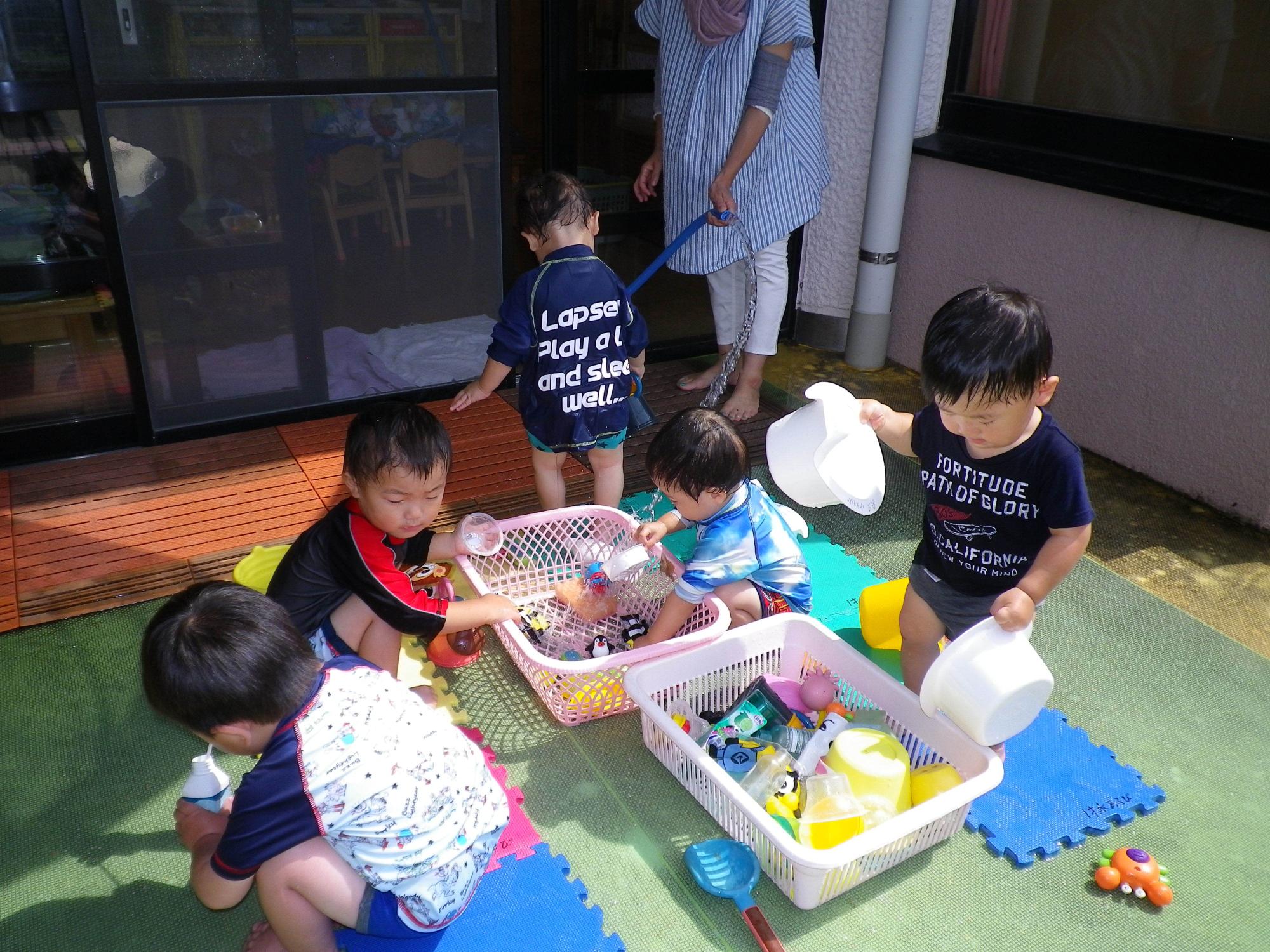 子ども達が水遊びをしている様子の写真