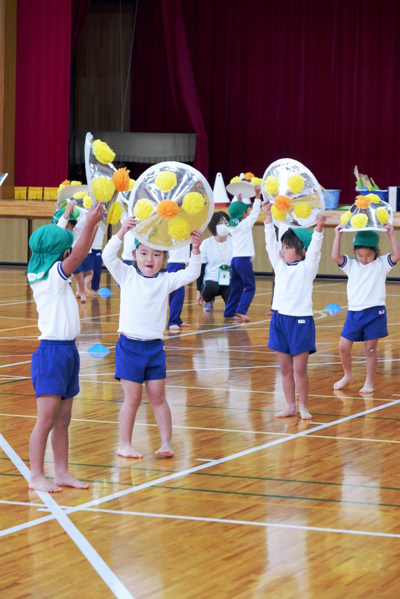 花笠を使ってダンスを踊る子ども達の写真