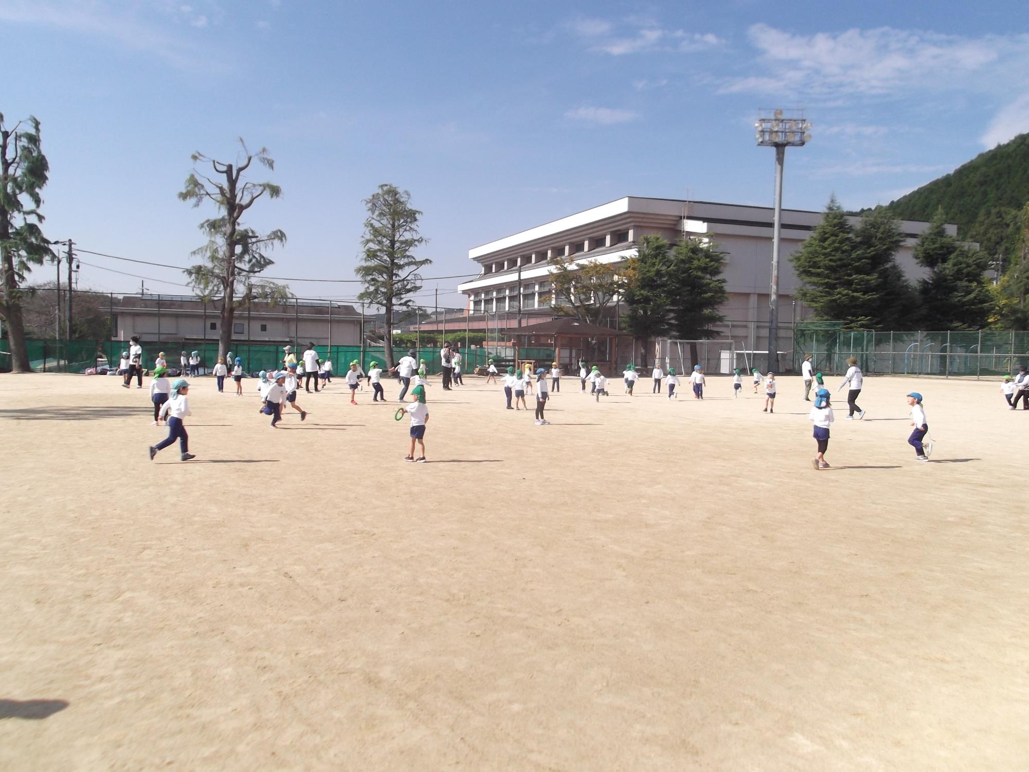 住民グラウンドで遊んでいる子ども達の写真