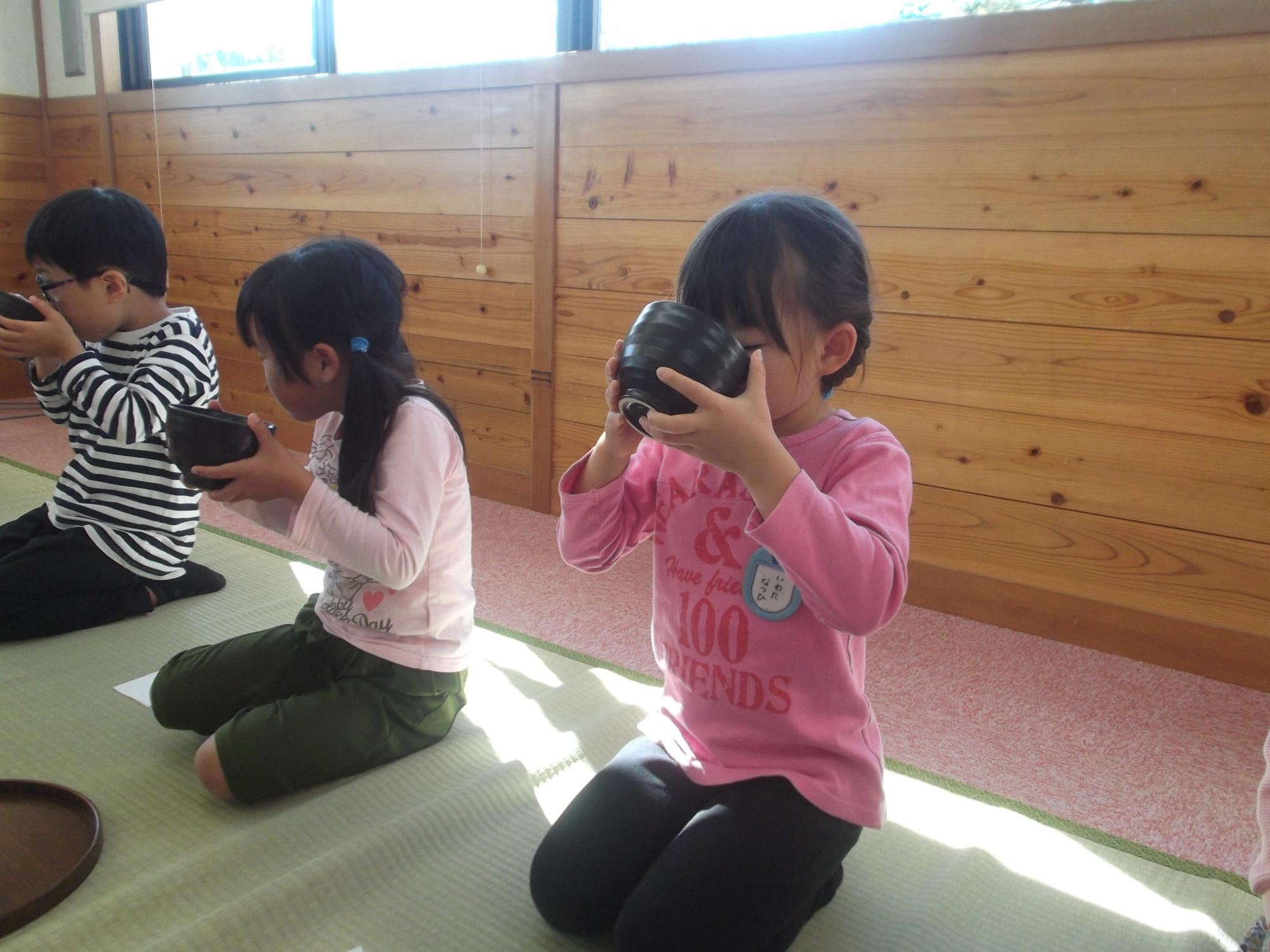 女の子がお茶を飲んでいる写真