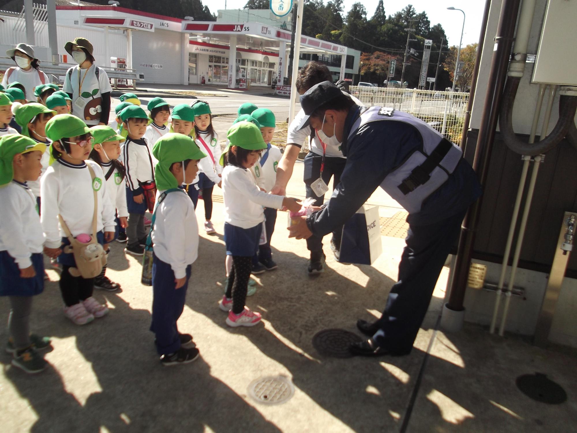 子ども達がプレゼントを渡している様子の写真