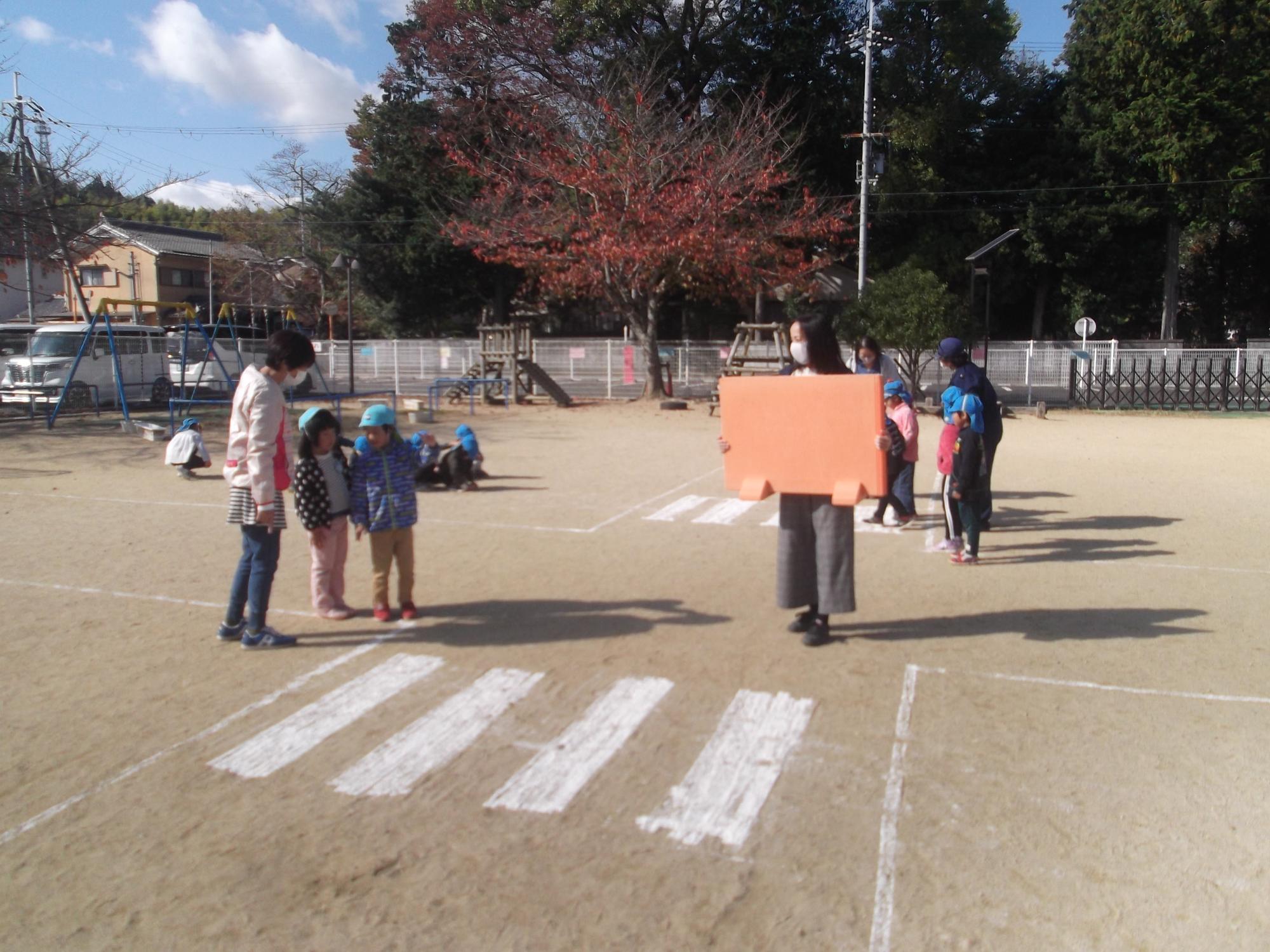 子ども達が横断歩道を渡る練習をしている様子の写真