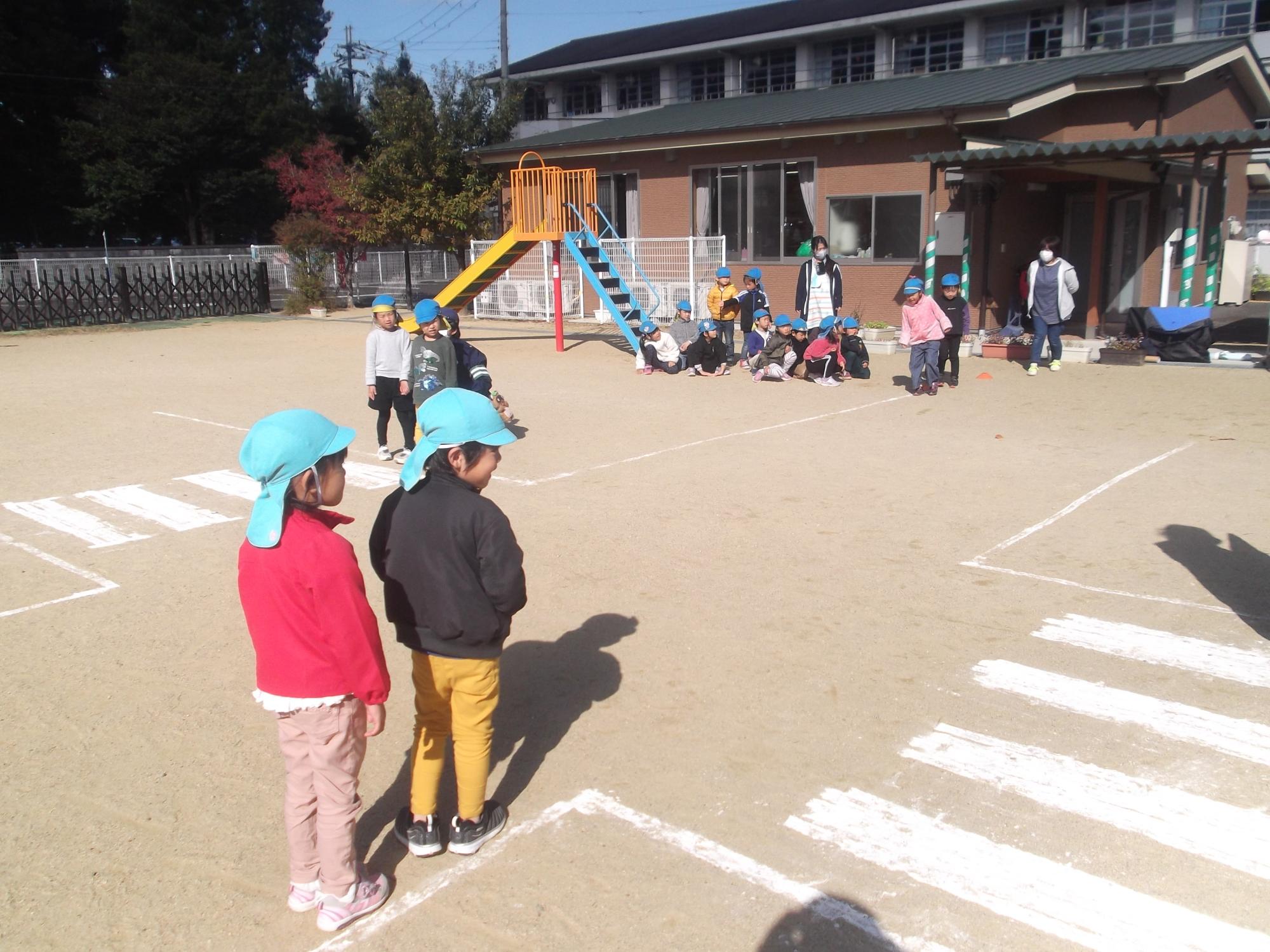 横断歩道を渡る練習をしている子ども達の写真