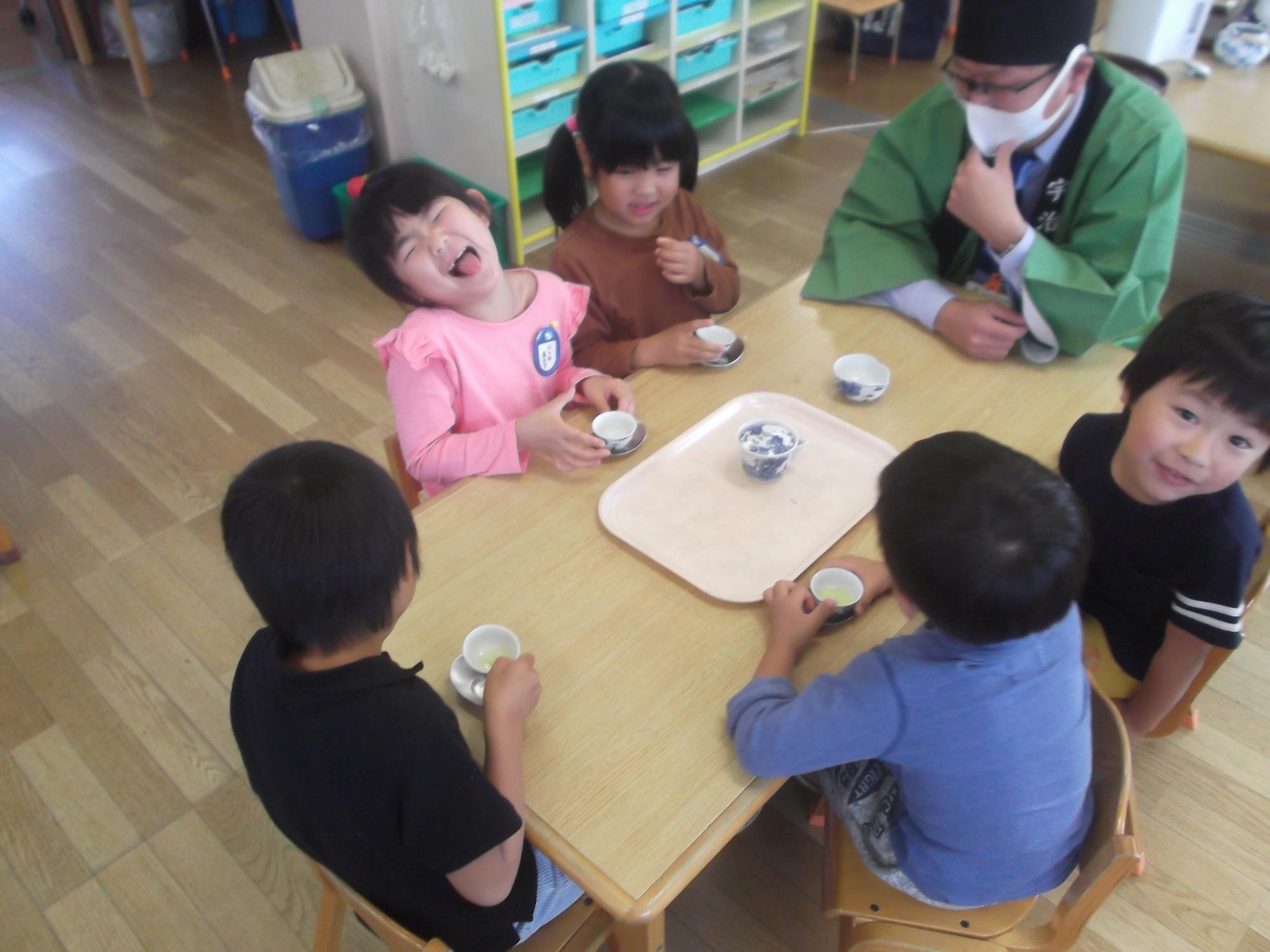 子ども達がお茶の飲み比べをしている様子の写真