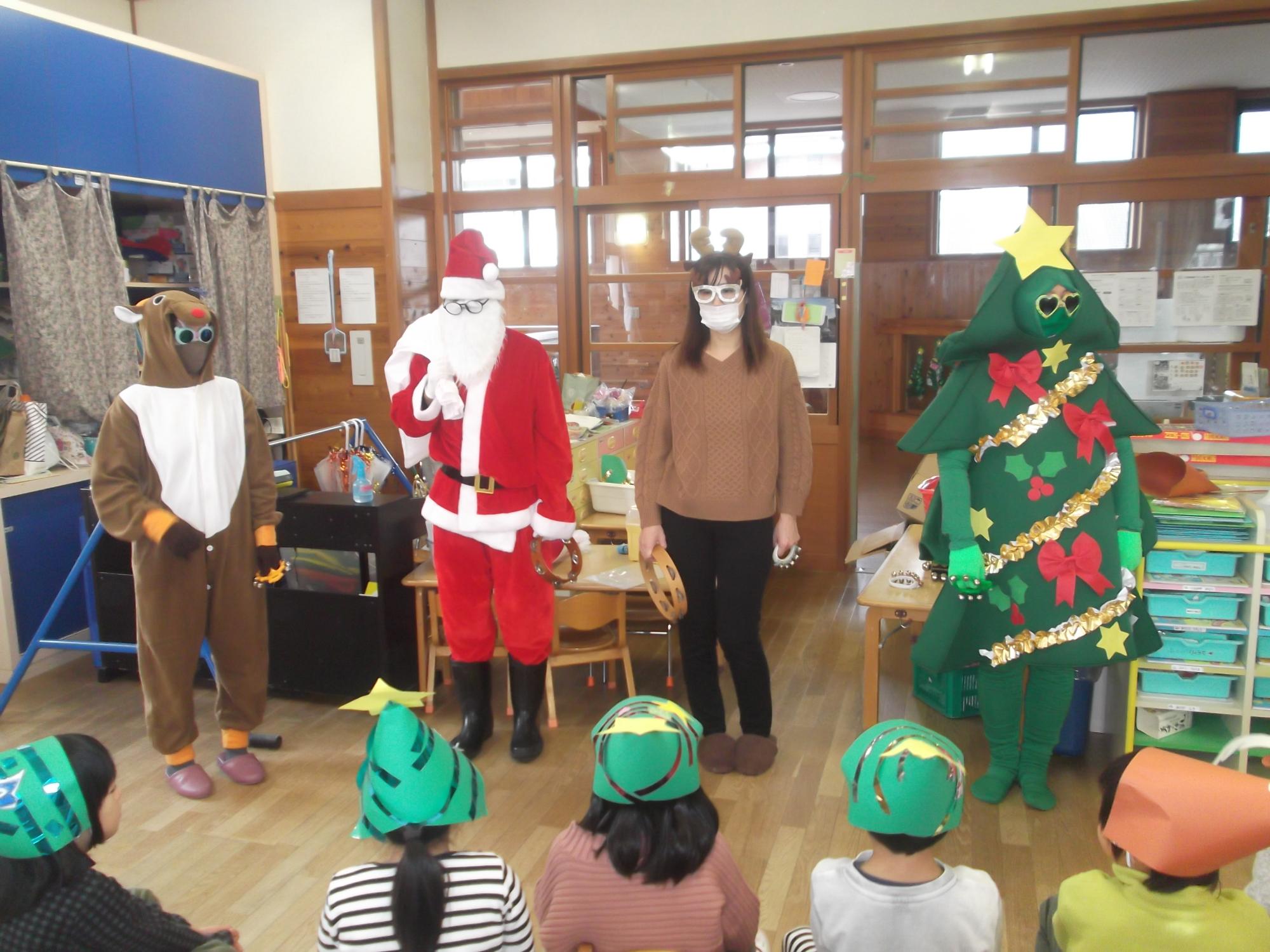 クリスマス会が行われている様子の写真