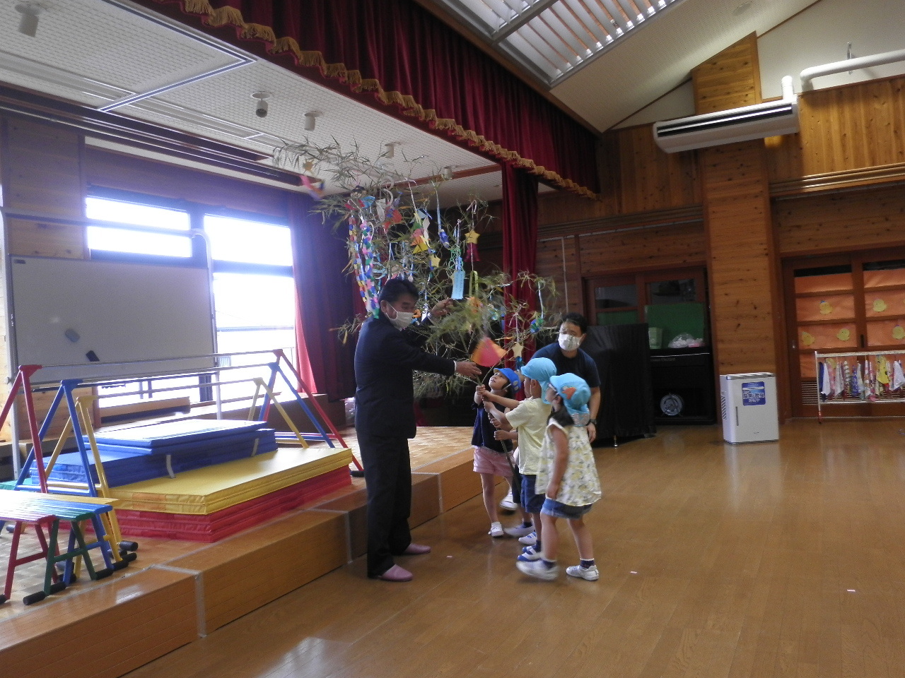 子ども達が町長に笹飾りを渡している写真