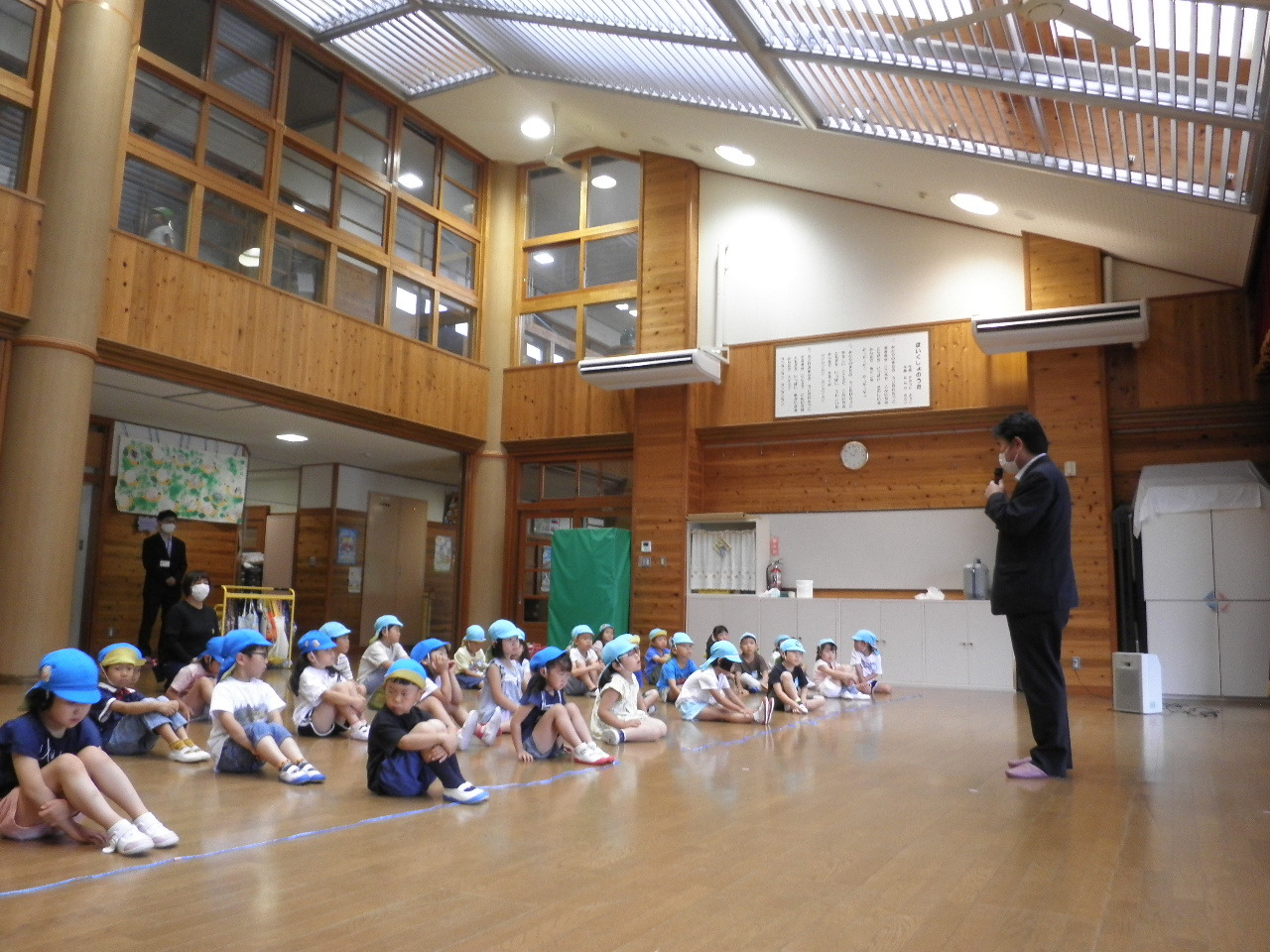 町長の話を聞いている子ども達の写真