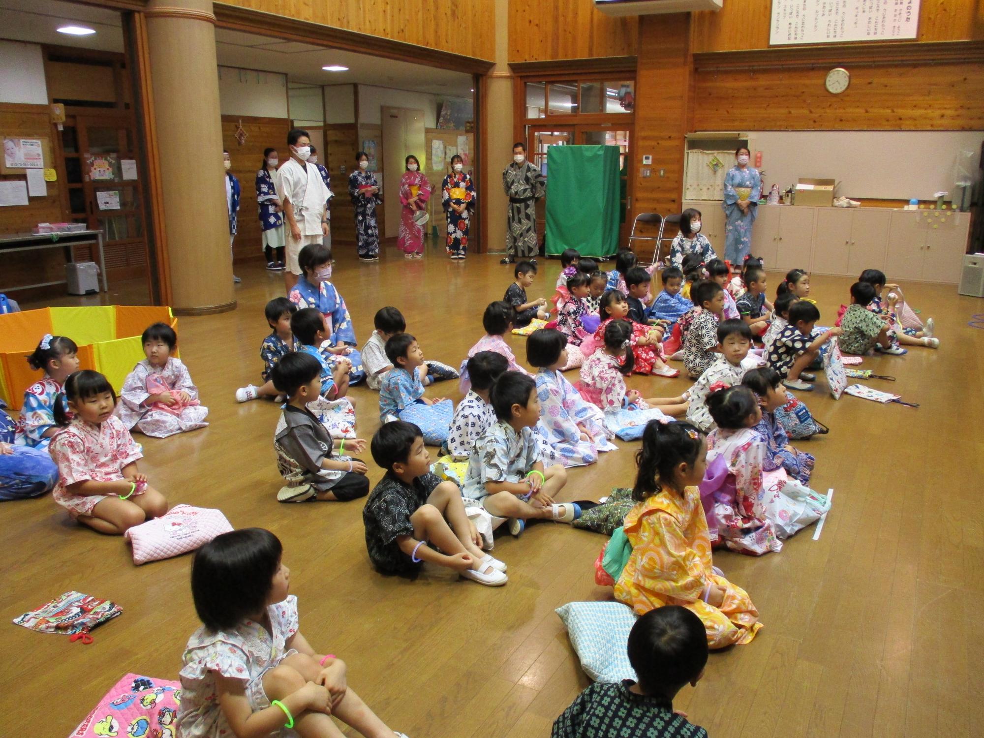 夕べのつどいが行われている様子の写真