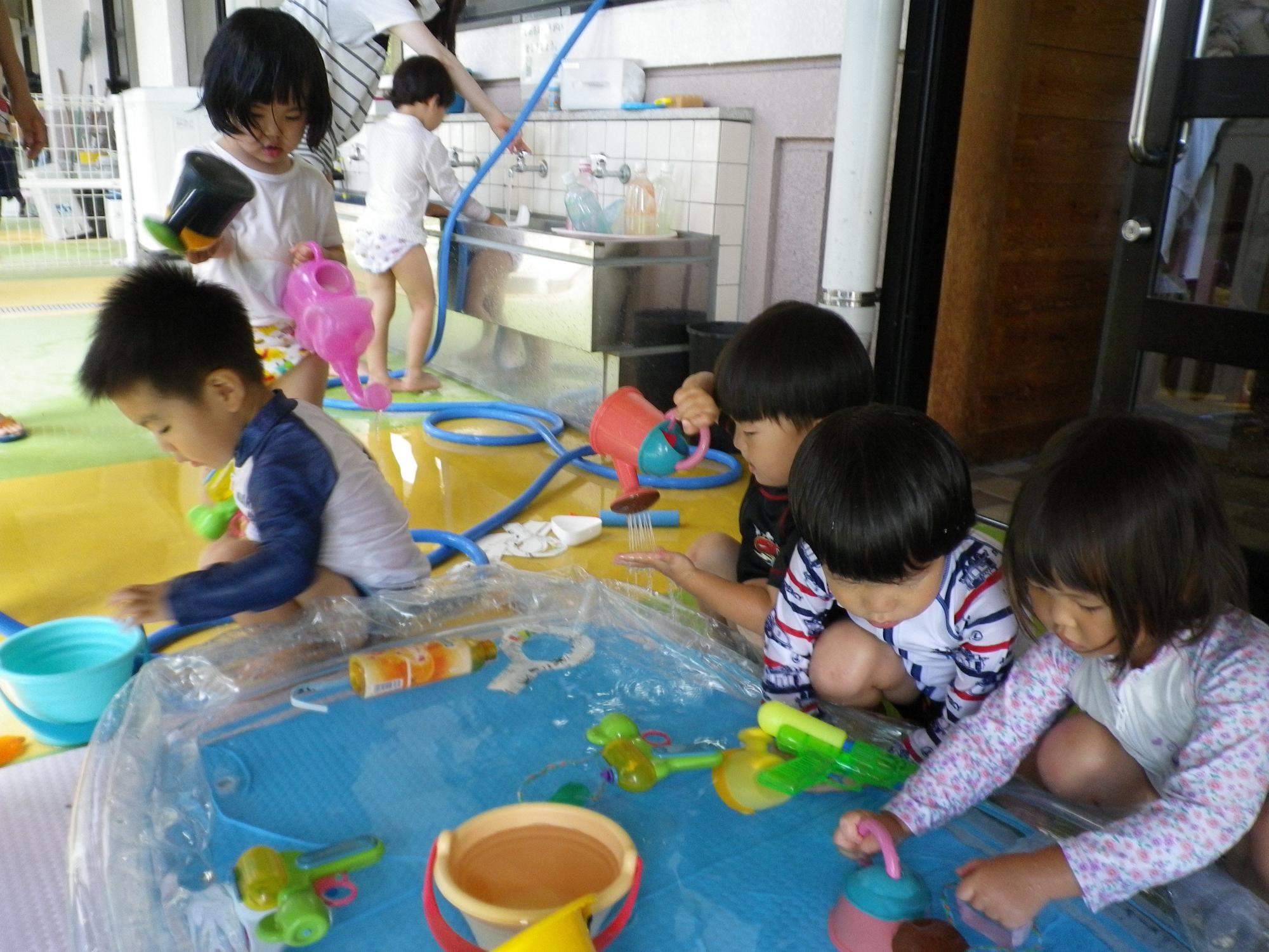 水遊びをしている子ども達の写真