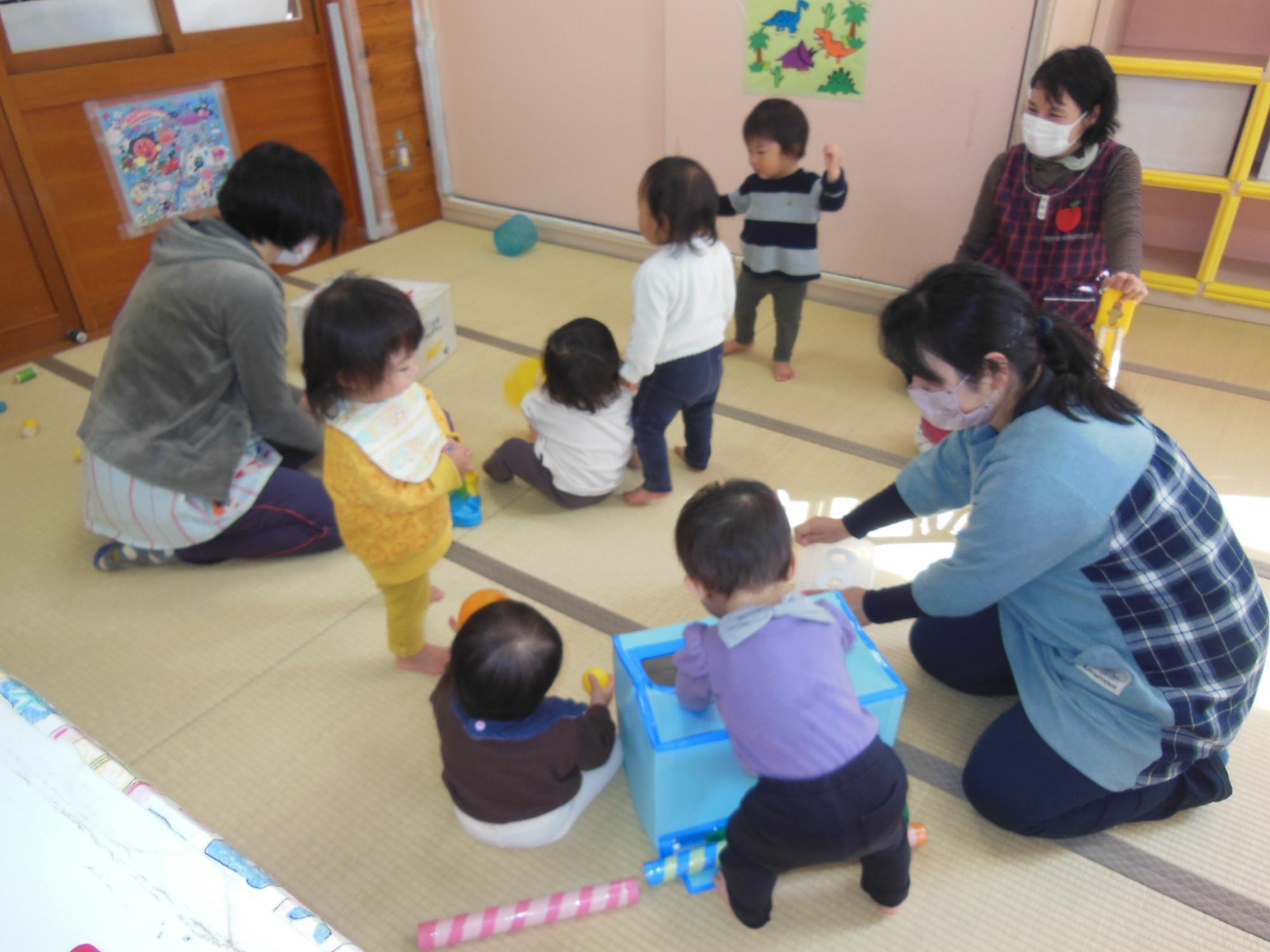 子ども達が室内遊びをしている様子の写真