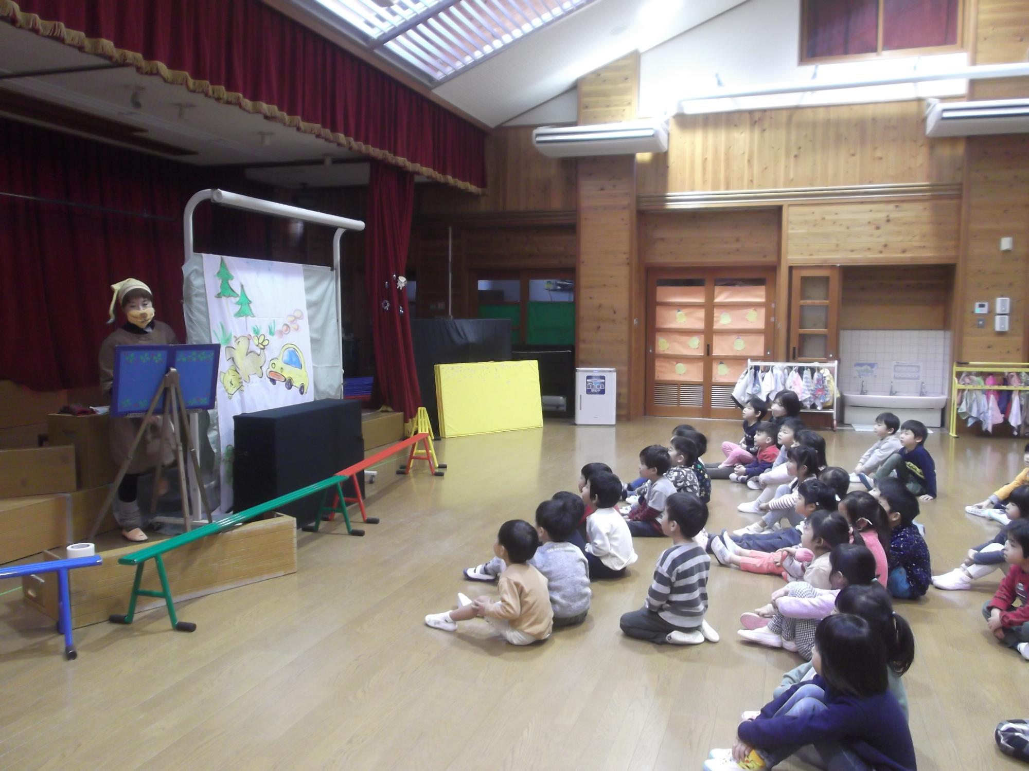 布シアターを見ている子ども達の写真