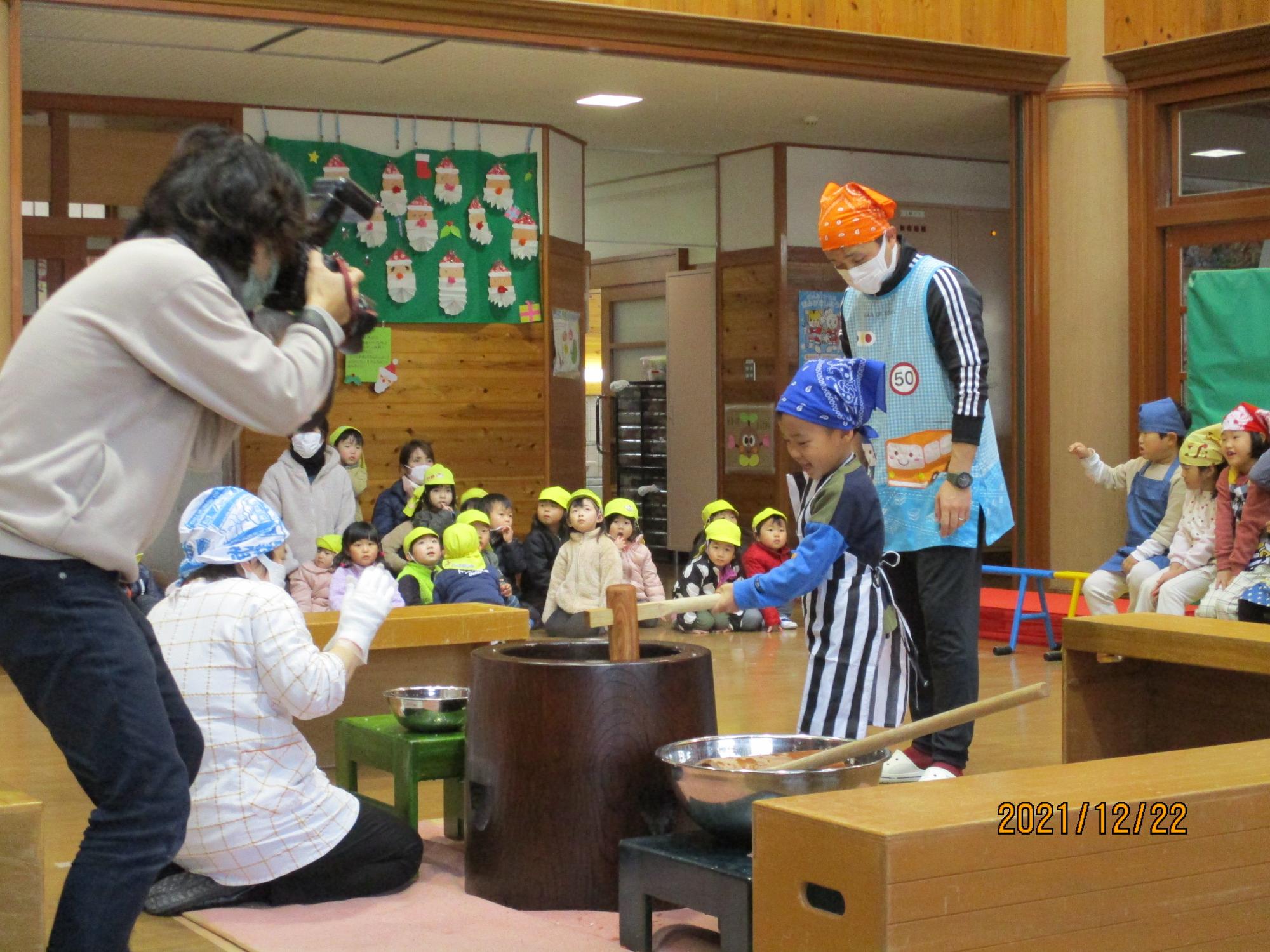 男の子が餅つきをしている様子の写真