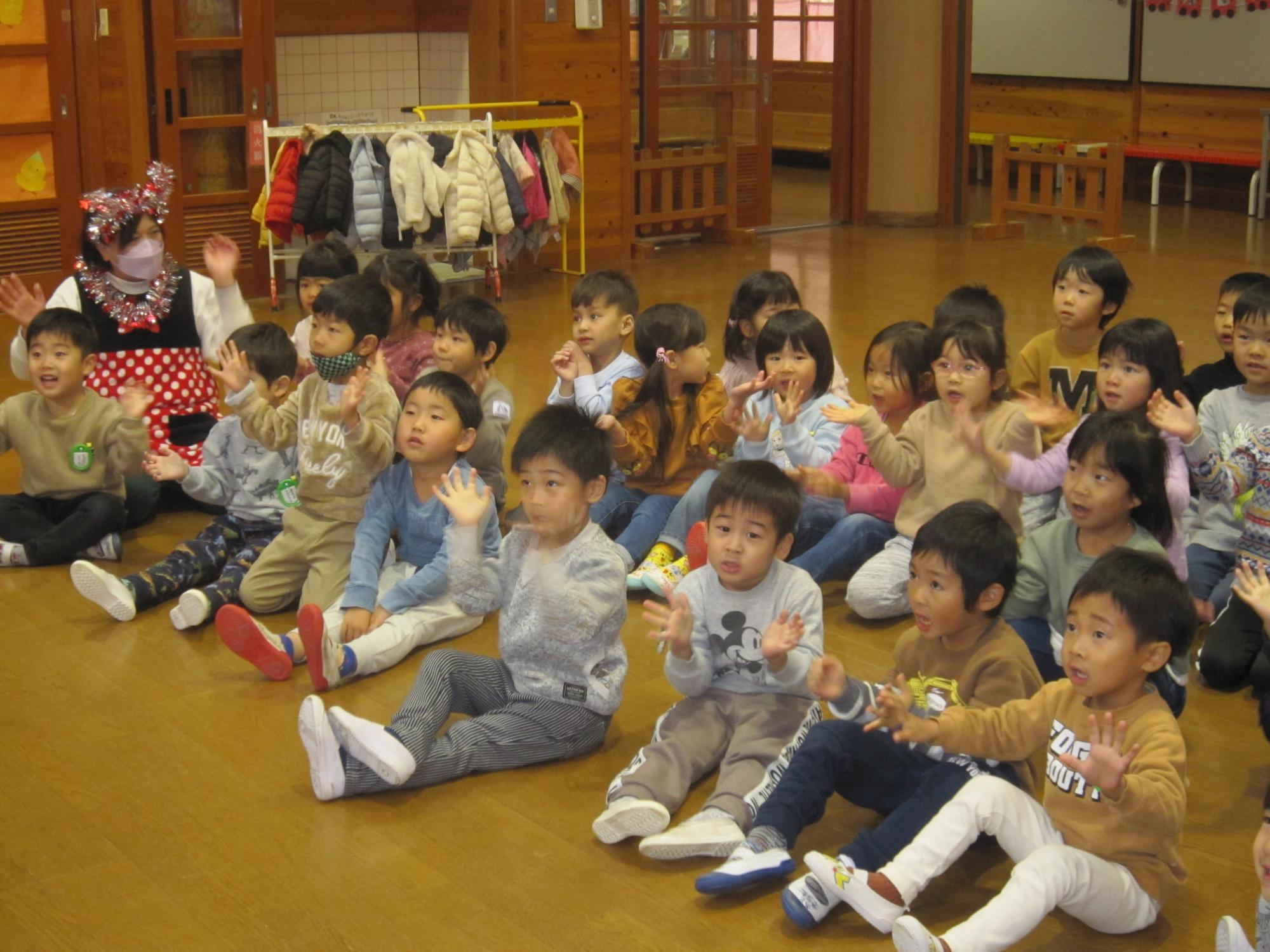 手遊びをしている子ども達の写真