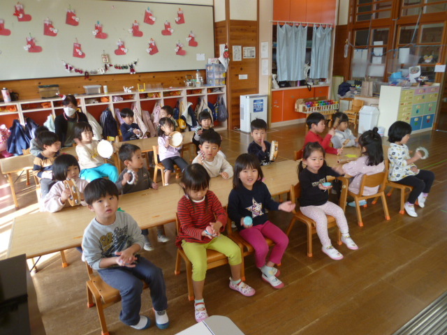 子ども達が楽器を演奏している写真
