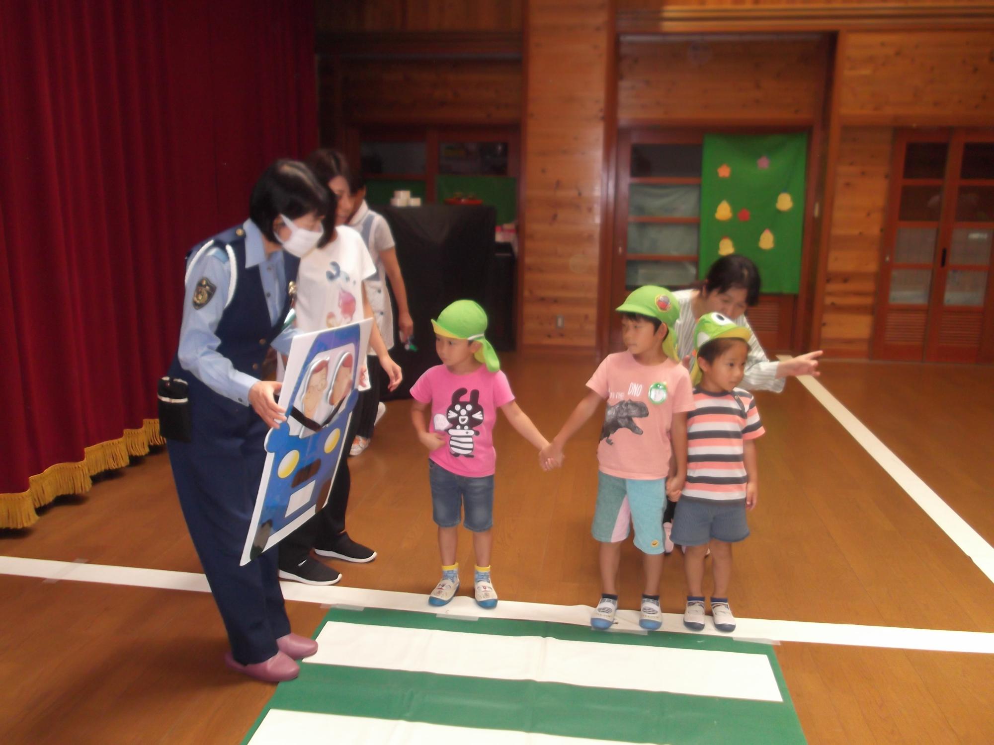 子どもたちが横断歩道を渡る練習をしている写真