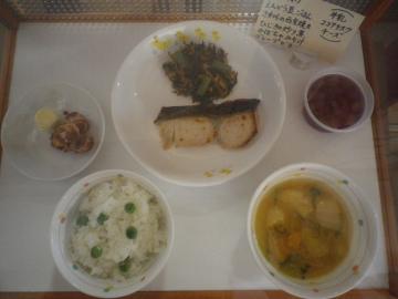 えんどう豆を使った豆ごはん、さわらの西京焼き。ひじきの炒り煮、汁物などが盛り付けられた給食の写真