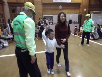 模擬横断道路を親子が手をあげて渡っている写真